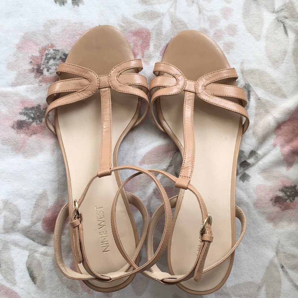 Nine West nude kitten heels
